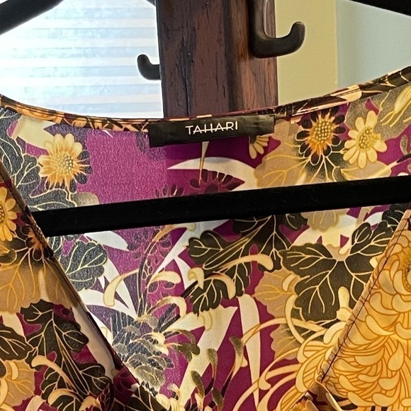 Tahari 3/4 sleeve floral top size Medium - Picture 3 of 3